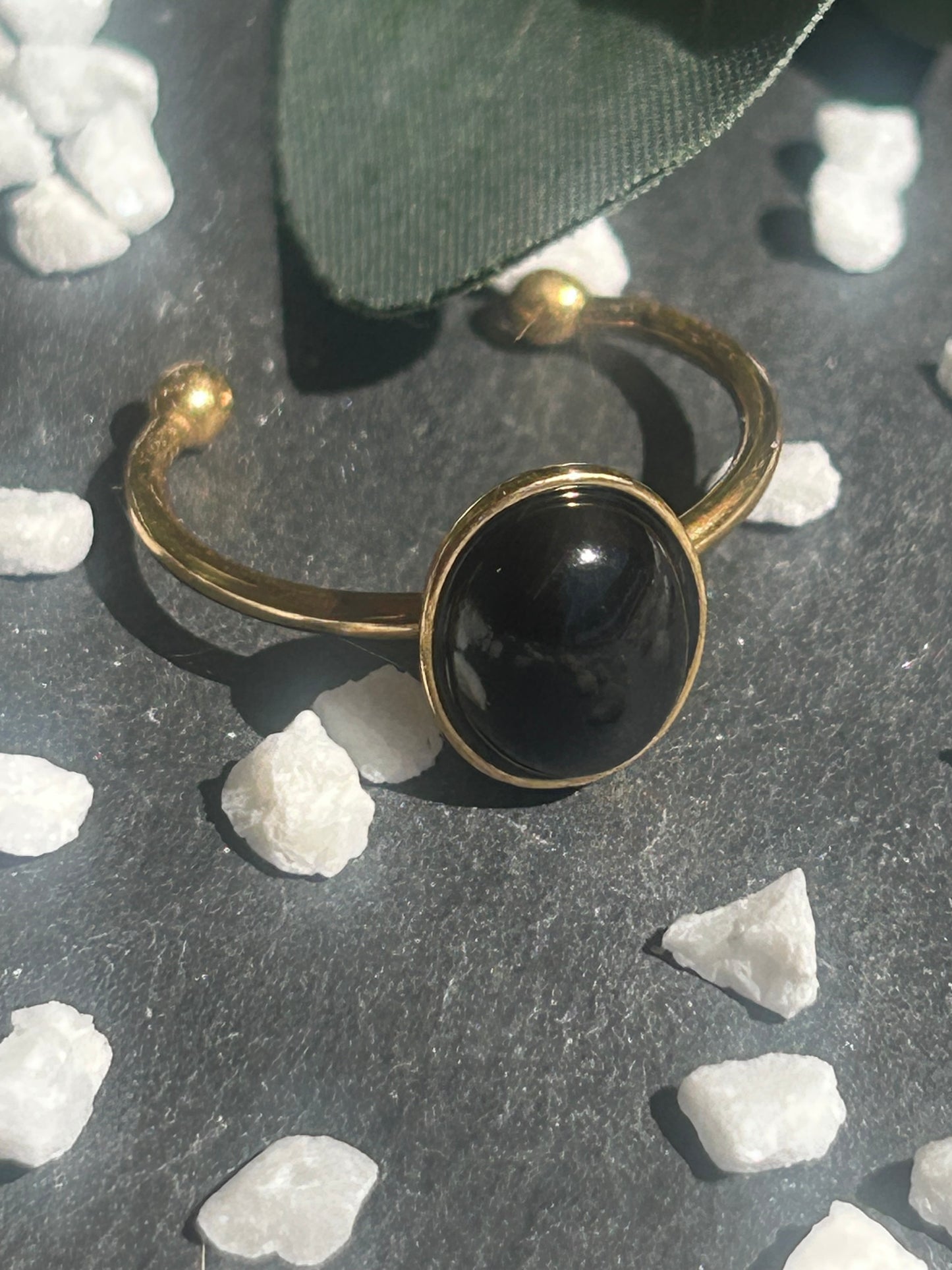 Thémis – Bague Agate Noire / Onyx | Bague réglable | Pierre naturelle protection & ancrage | Bijou acier inoxydable fait main