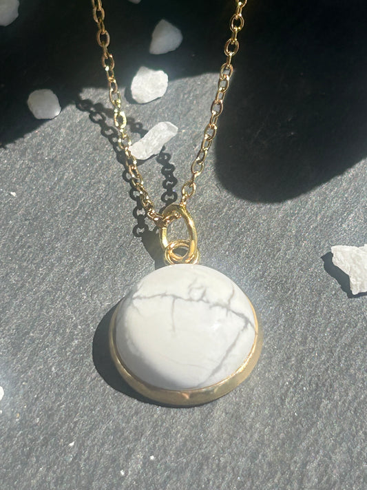 Séléna – Collier Howlite | Pierre naturelle apaisement | Bijou acier inoxydable fait main