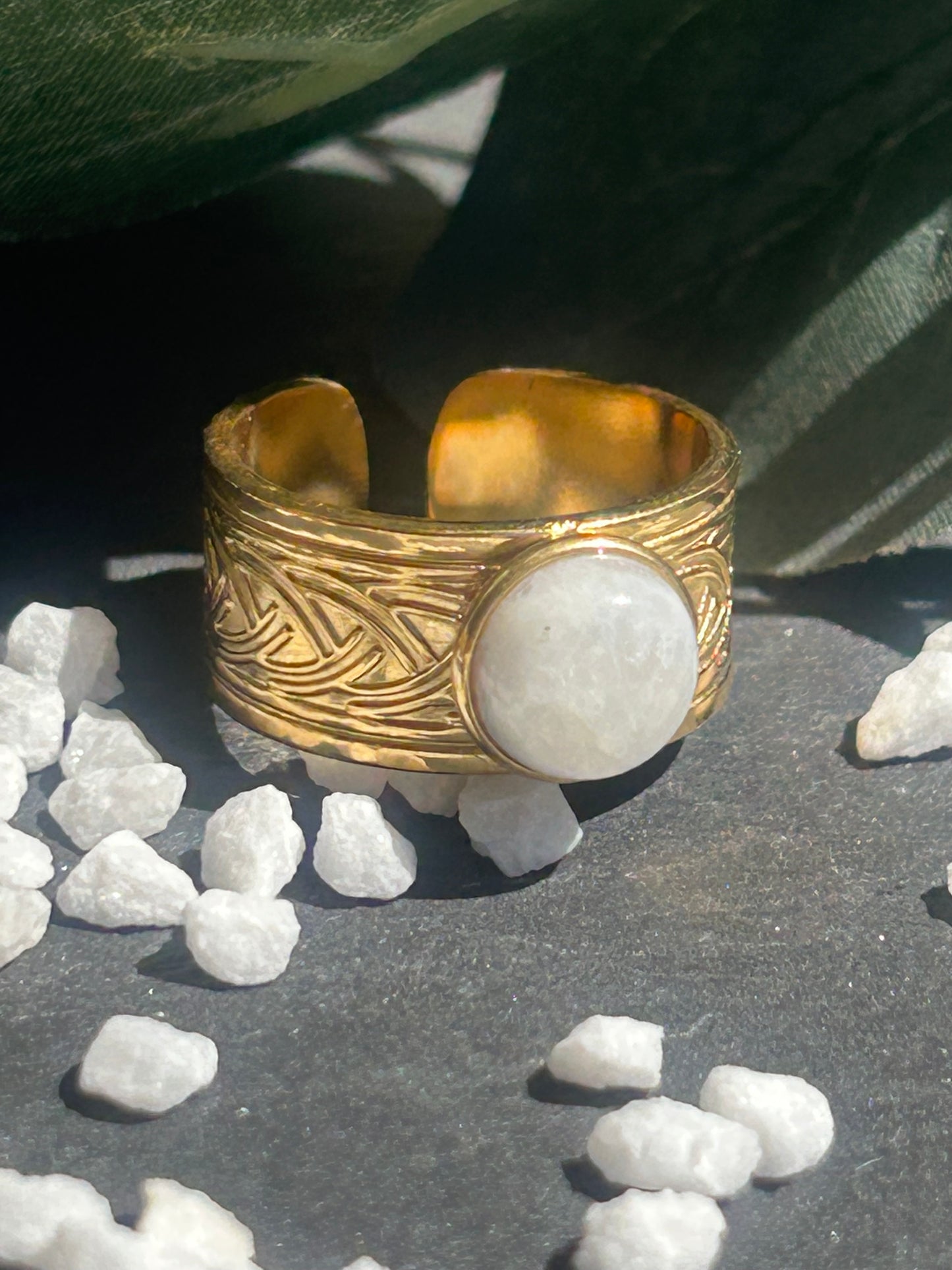 Sylmor – Bague Pierre de Lune | Bague réglable gravures celtes | Pierre naturelle féminité & intuition | Bijou acier inoxydable fait main