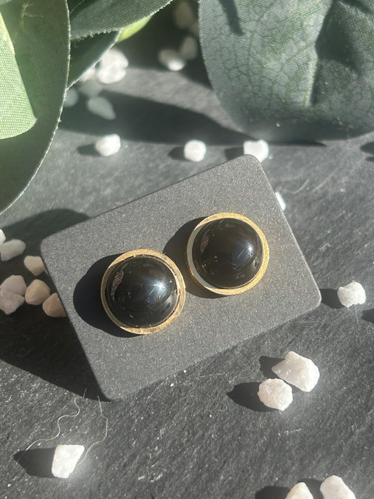 Séléna – Boucles d’oreilles Agate noire / Onyx | Puces en acier inoxydable doré ou argenté | Pierre naturelle protection & ancrage