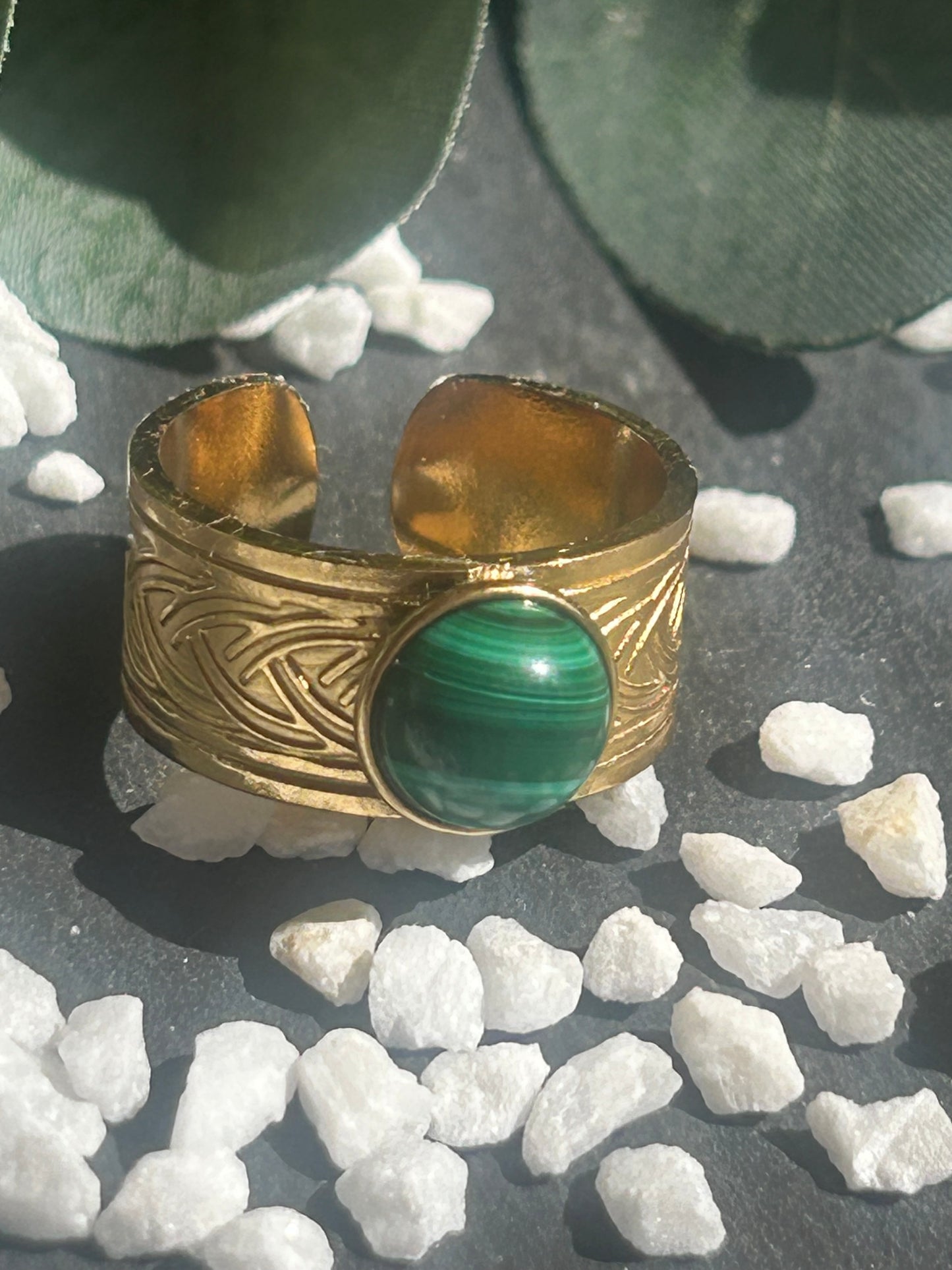 Sylmor – Bague Malachite | Bague réglable gravures celtes | Pierre naturelle transformation | Bijou acier inoxydable fait main