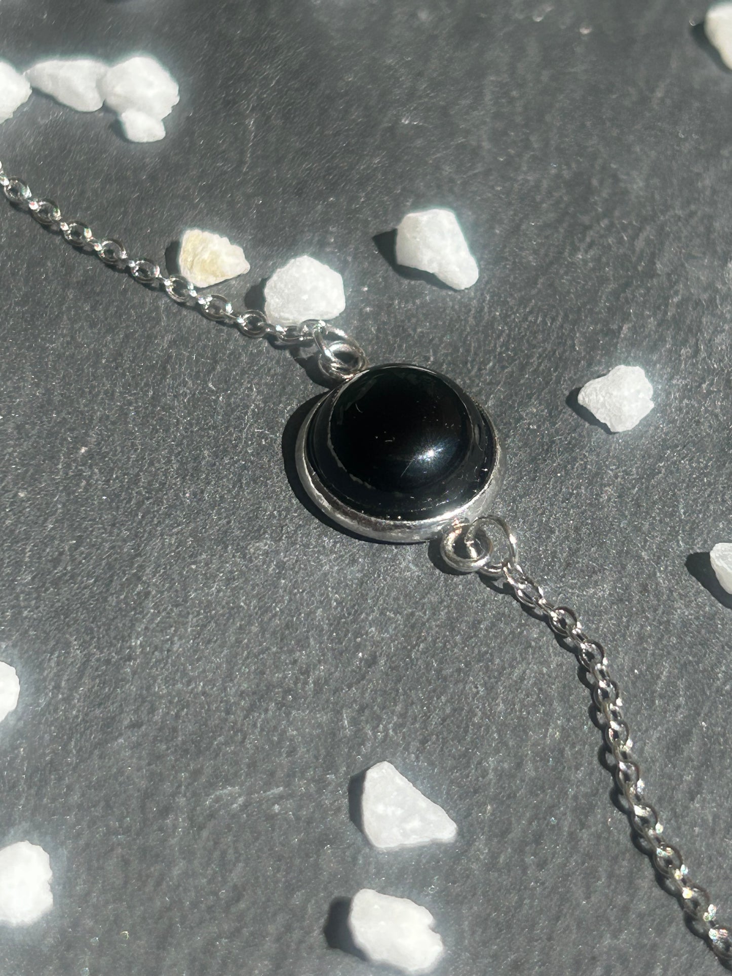 Séléna – Bracelet Agate Noire / Onyx | Bracelet réglable | Pierre naturelle protection & ancrage | Bijou acier inoxydable fait main