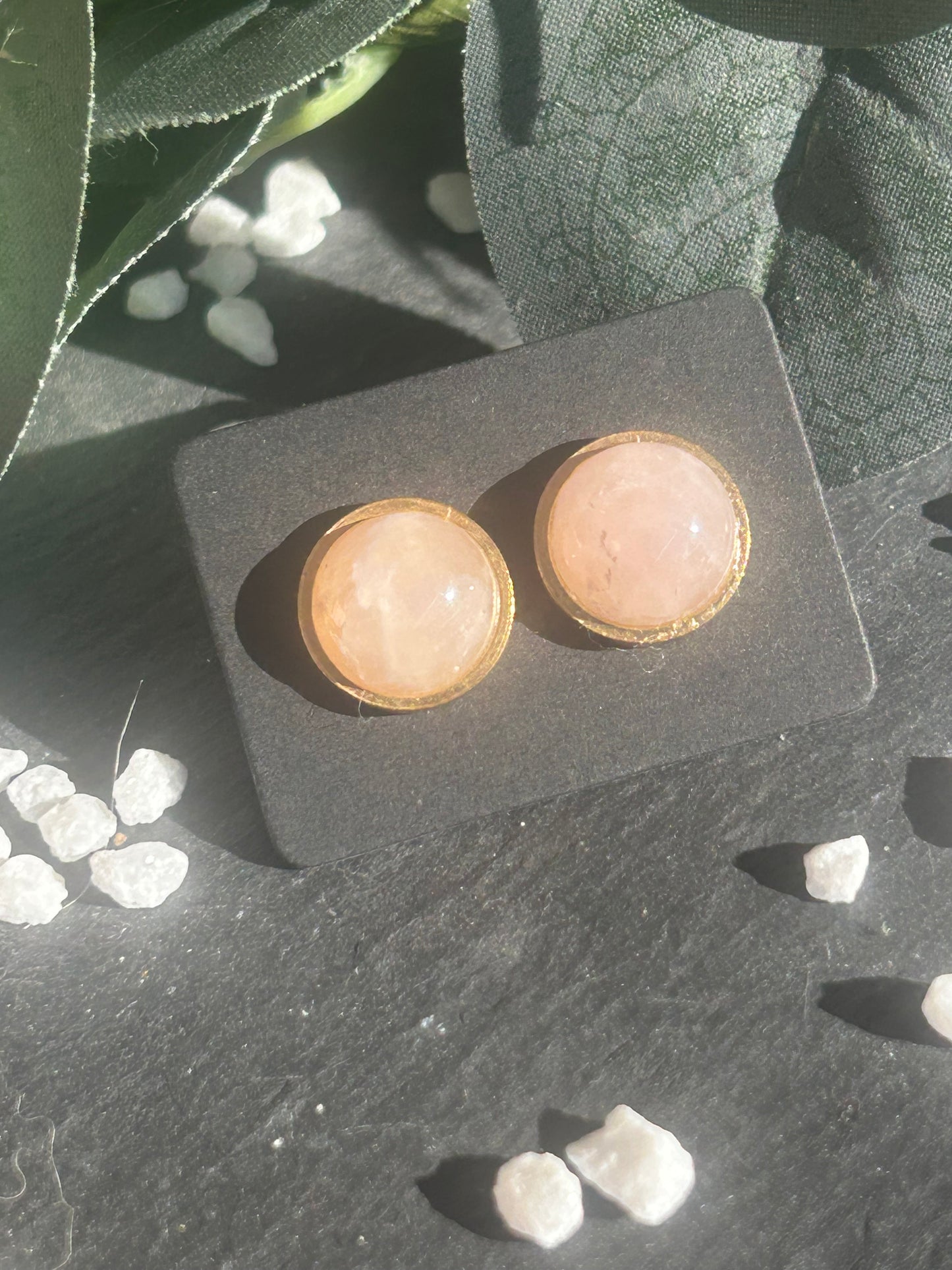 Séléna – Boucles d’oreilles Quartz Rose | Puces en acier inoxydable doré ou argenté | Pierre naturelle amour & douceur | Bijou fait main