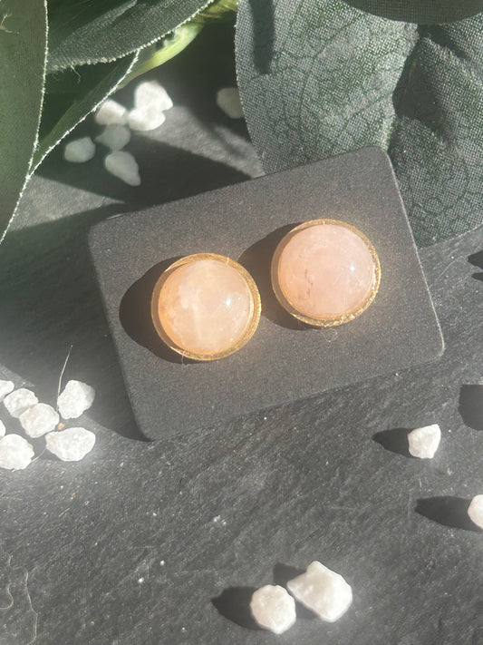 Séléna – Boucles d’oreilles Quartz Rose | Puces en acier inoxydable doré ou argenté | Pierre naturelle amour & douceur | Bijou fait main