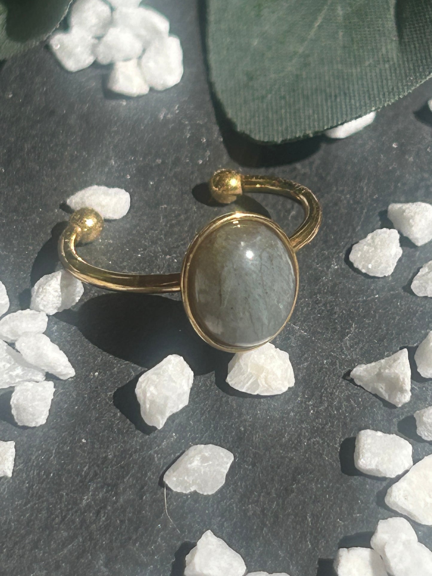 Thémis – Bague Labradorite | Bague réglable | Pierre naturelle protection & intuition | Bijou acier inoxydable fait main