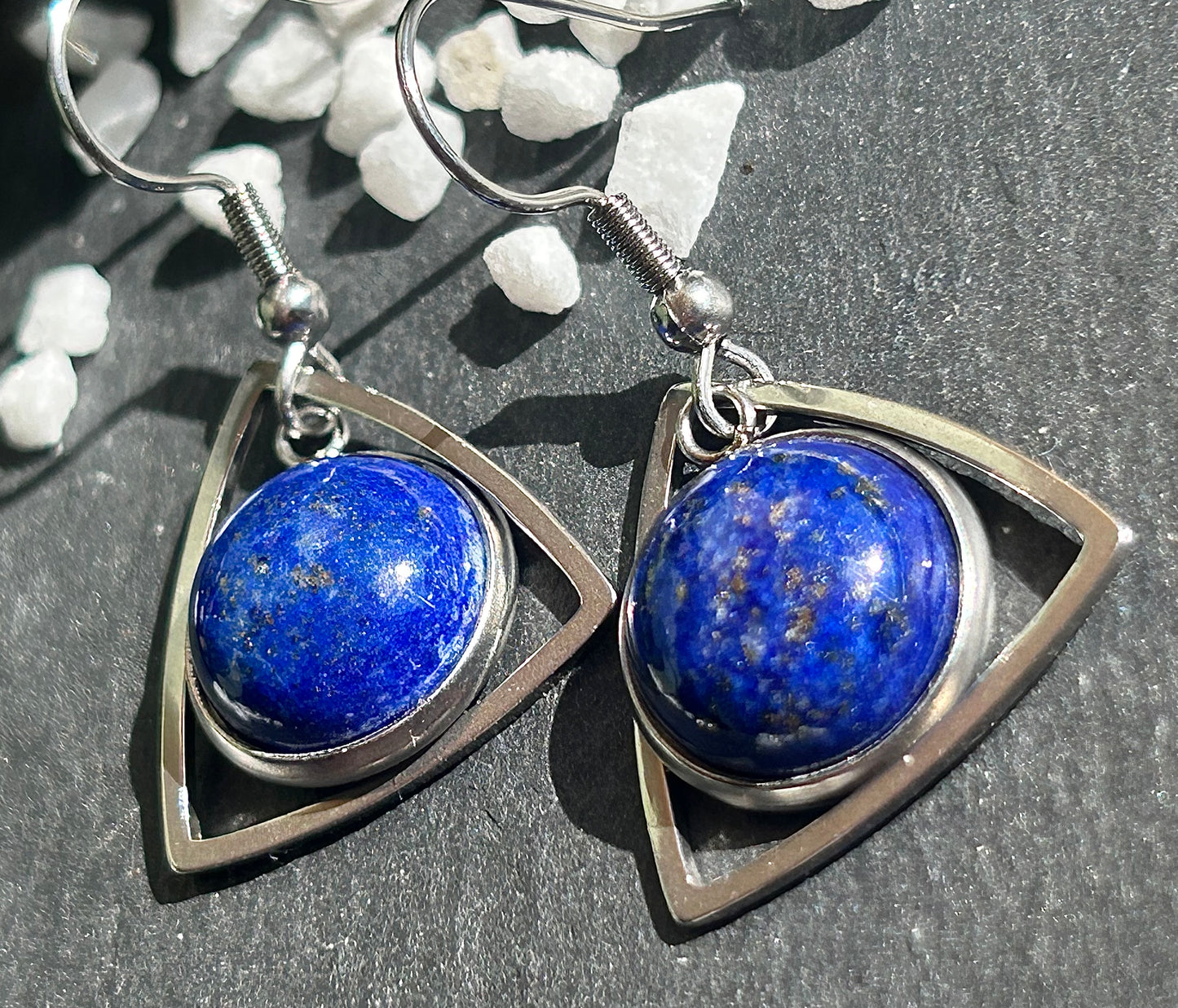 Aeltria – Boucles d’oreilles pierre naturelle | Bijou géométrique argenté | Bijou acier inoxydable fait main