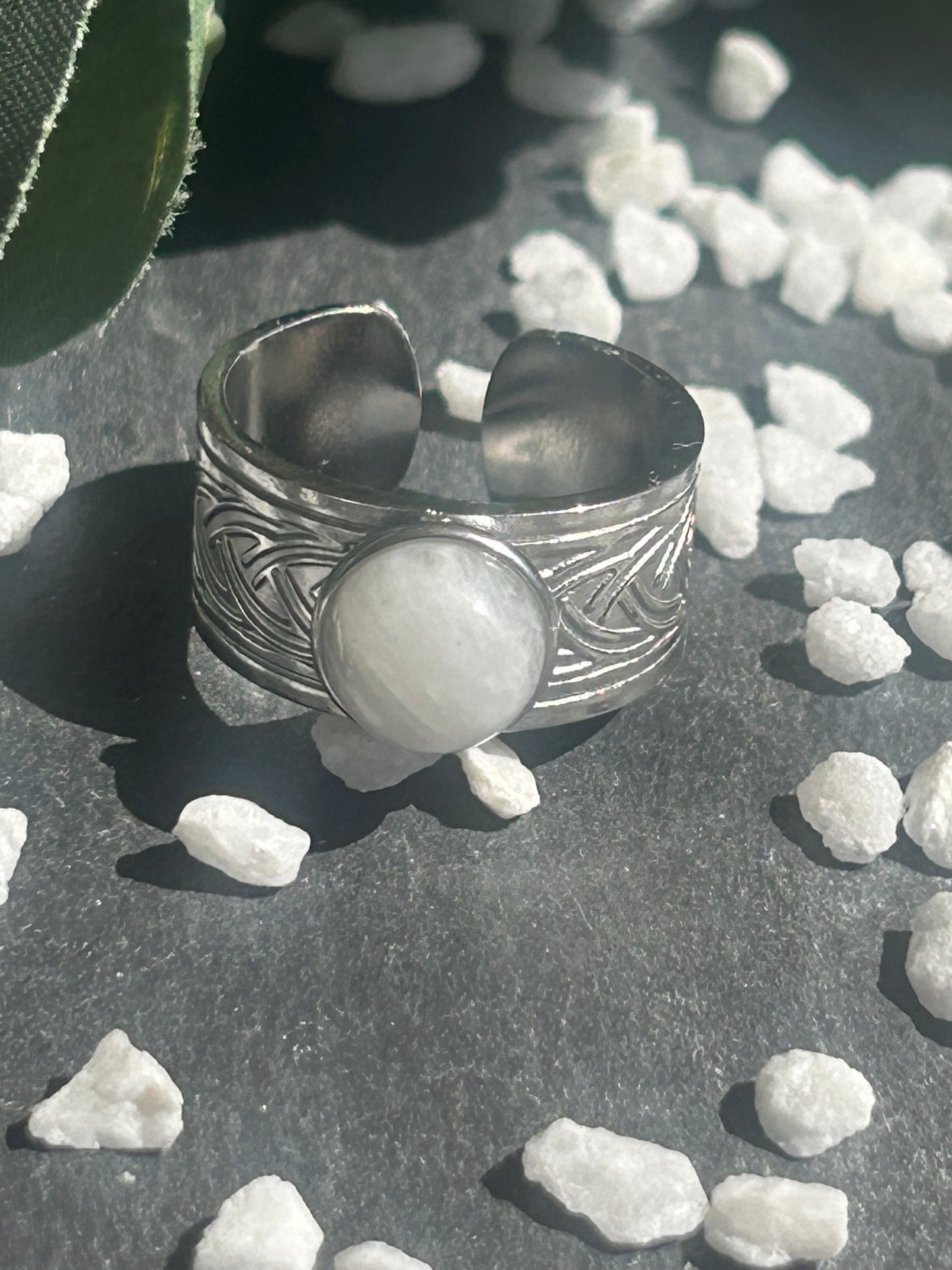 Sylmor – Bague Pierre de Lune | Bague réglable gravures celtes | Pierre naturelle féminité & intuition | Bijou acier inoxydable fait main