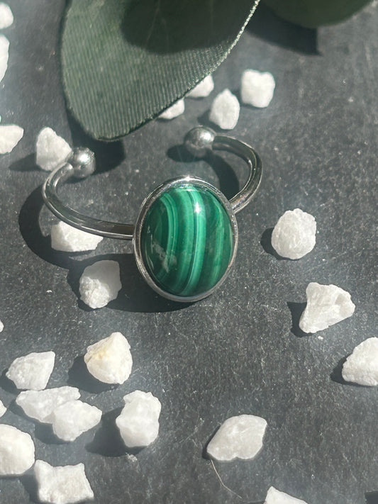 Thémis – Bague Malachite | Bague réglable | Pierre naturelle transformation | Bijou acier inoxydable fait main