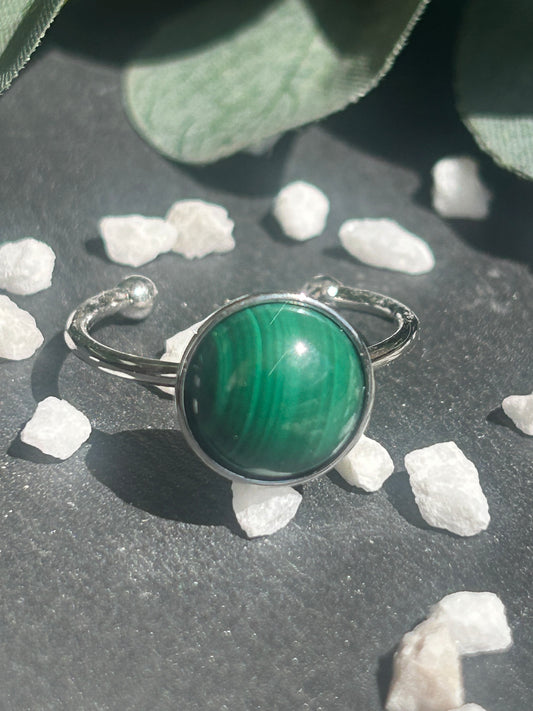 Séléna – Bague Malachite | Bague réglable | Pierre naturelle transformation | Bijou acier inoxydable fait main