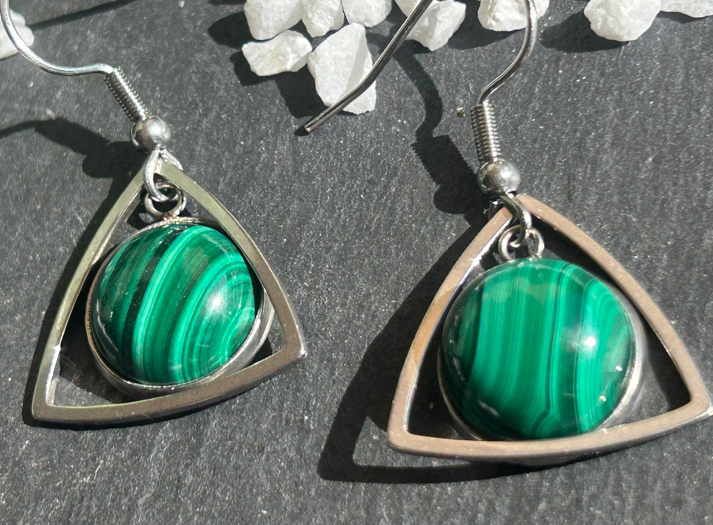 Aeltria – Boucles d’oreilles pierre naturelle | Bijou géométrique argenté | Bijou acier inoxydable fait main
