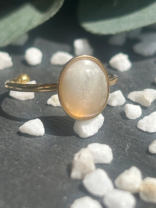 Thémis – Bague Pierre de Lune | Bague réglable | Pierre naturelle féminité & intuition | Bijou acier inoxydable fait main