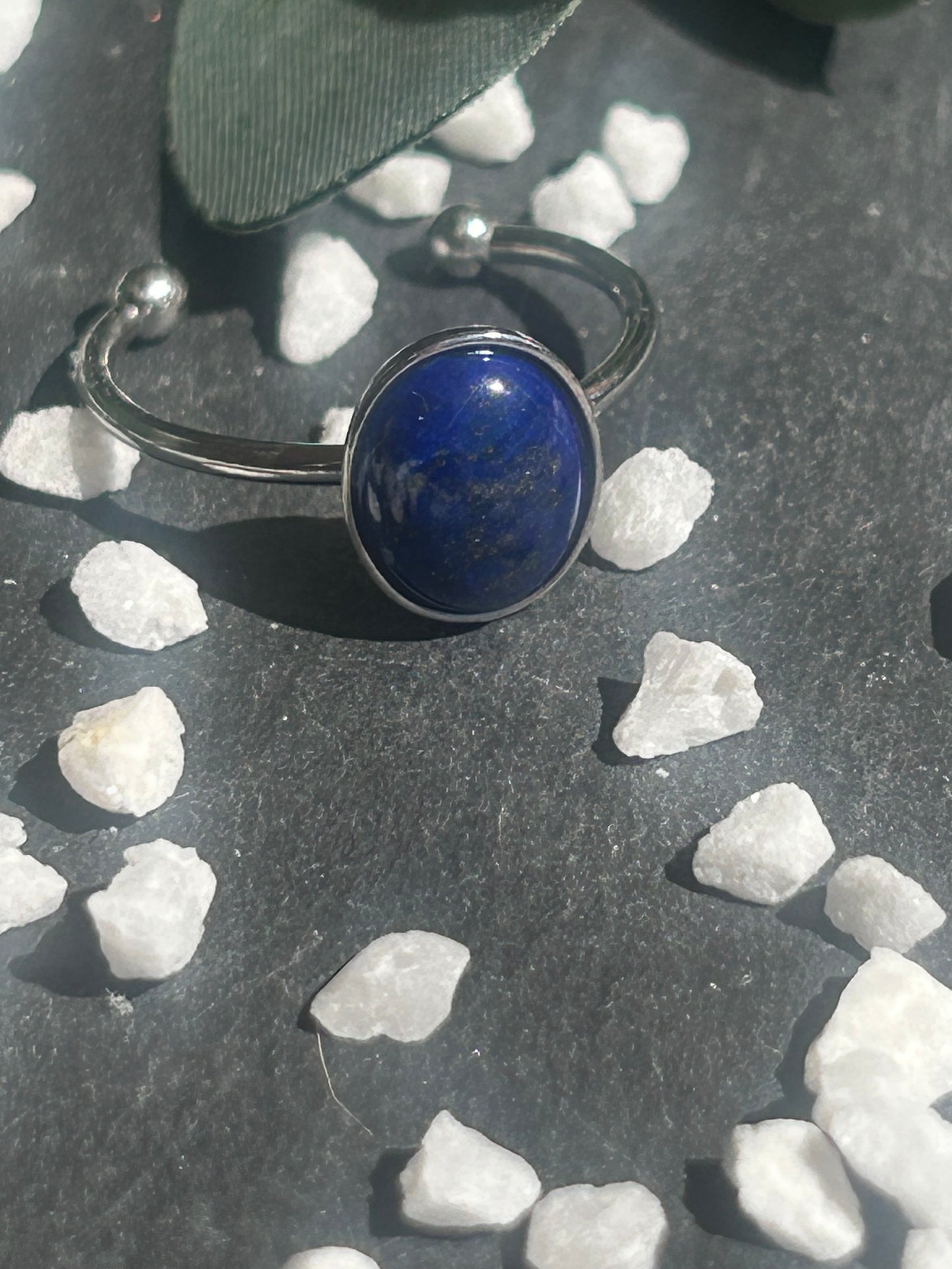 Thémis – Bague Lapis-Lazuli | Bague réglable | Pierre naturelle communication & confiance | Bijou acier inoxydable fait main