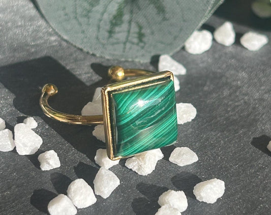 Kaora – Bague Malachite | Bague réglable | Pierre naturelle transformation | Bijou acier inoxydable fait main